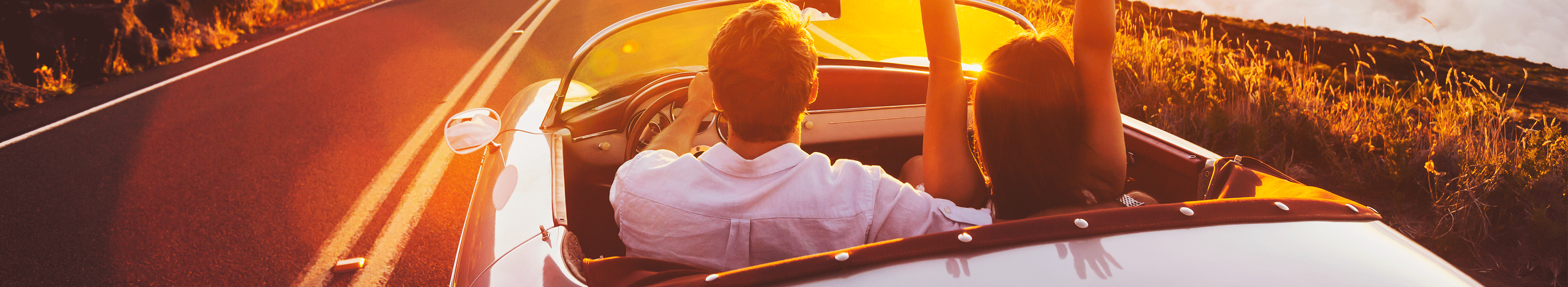 Ein Paar auf einem Roadtrip im Auto.